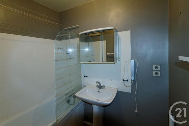 Afficher la photo en grand Appartement F3 à louer - 3 pièces - 71.6 m2 - COURBEVOIE - 92 - ILE-DE-FRANCE - Century 21 Conseil Immobilier
