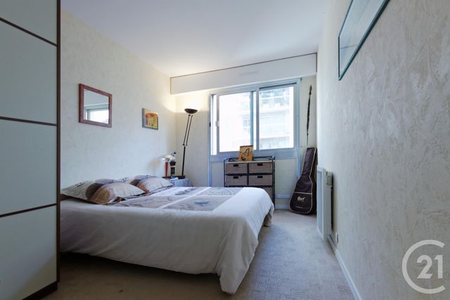 Afficher la photo en grand Appartement F3 à louer - 3 pièces - 76.57 m2 - COURBEVOIE - 92 - ILE-DE-FRANCE - Century 21 Conseil Immobilier
