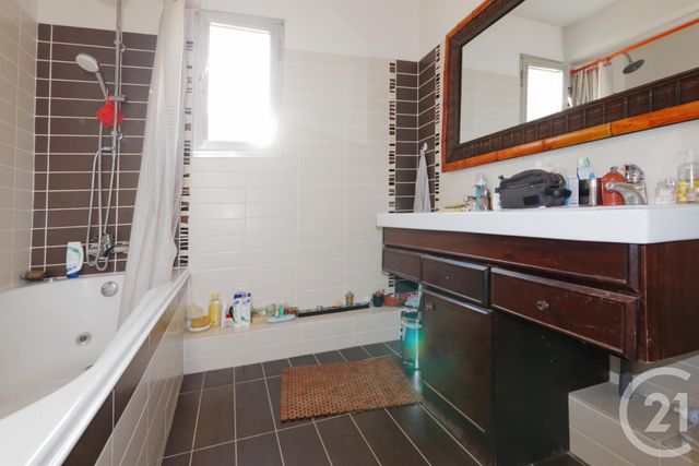 Afficher la photo en grand Appartement F3 à louer - 3 pièces - 76.57 m2 - COURBEVOIE - 92 - ILE-DE-FRANCE - Century 21 Conseil Immobilier