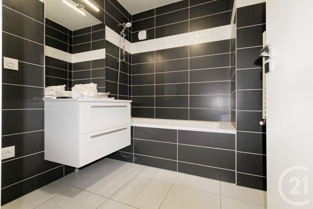 Appartement F3 à louer - 3 pièces - 67.61 m2 - RUEIL MALMAISON - 92 - ILE-DE-FRANCE - Century 21 Conseil Immobilier