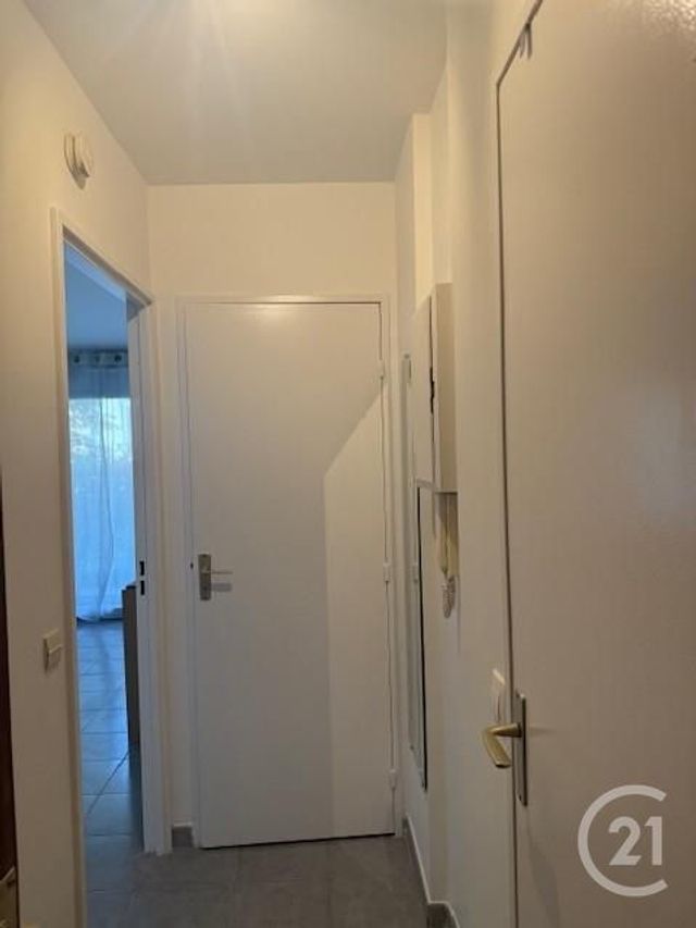 Appartement F1 à louer - 1 pièce - 26.42 m2 - COURBEVOIE - 92 - ILE-DE-FRANCE - Century 21 Conseil Immobilier