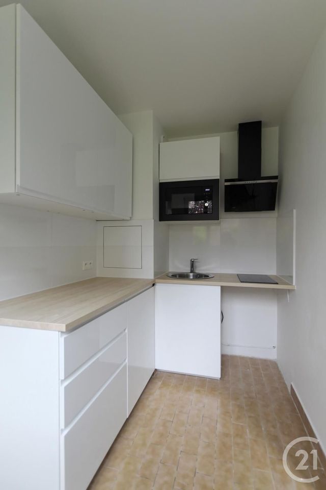 Appartement F1 à louer - 1 pièce - 31.8 m2 - COURBEVOIE - 92 - ILE-DE-FRANCE - Century 21 Conseil Immobilier